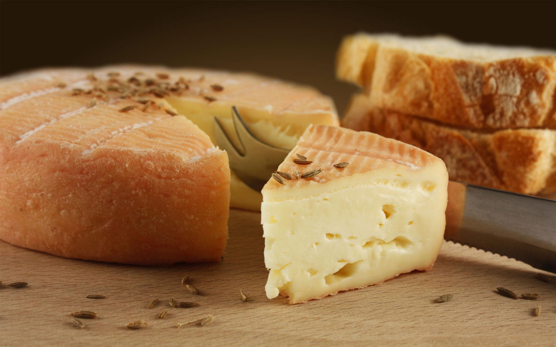 Traditionnel fromage de munster fermier au cumin