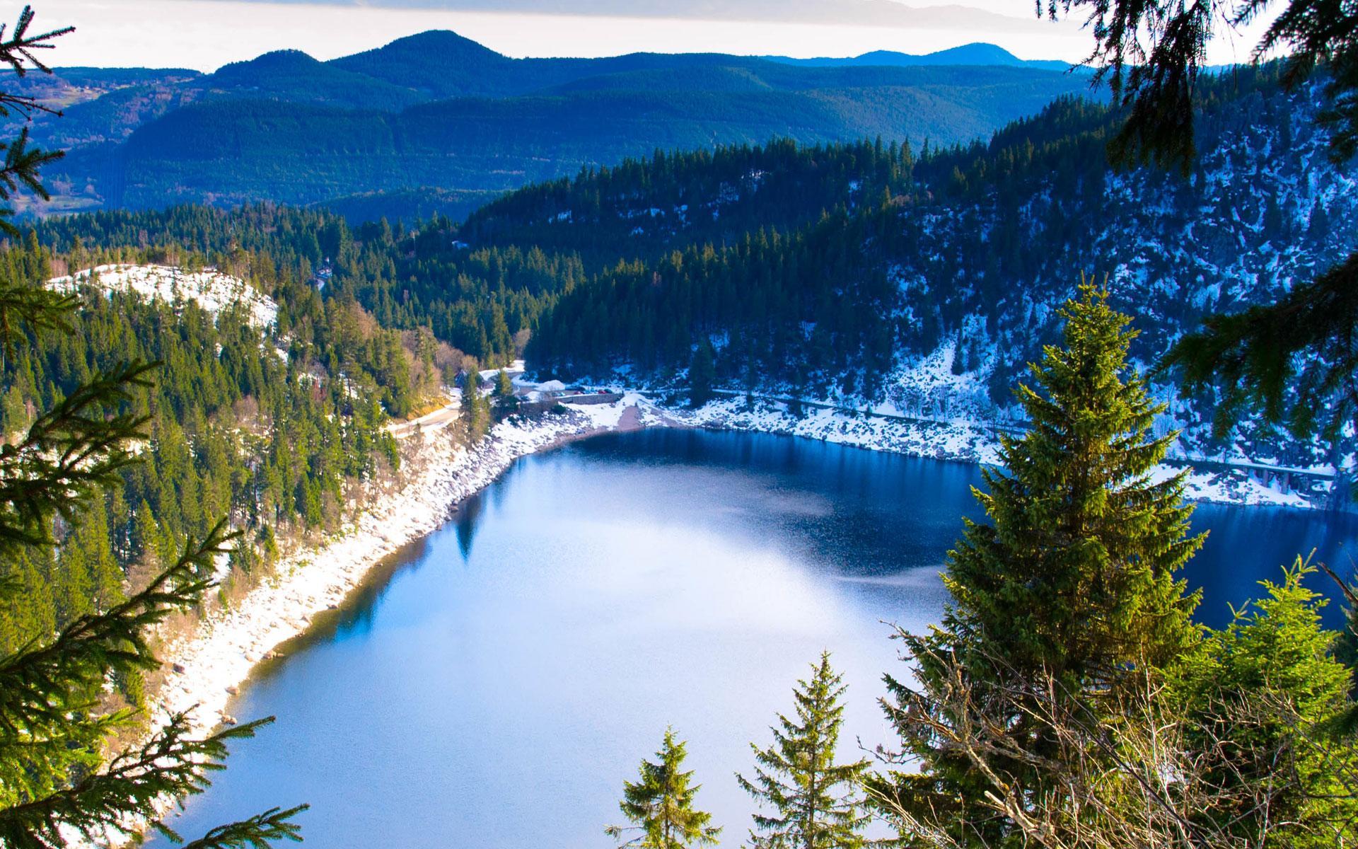 Panorama du lac blanc en hiver