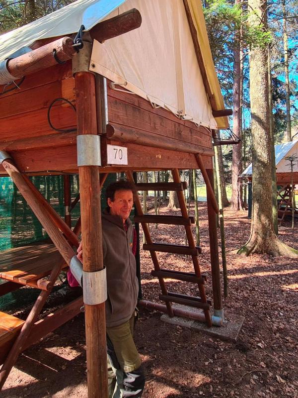 Bivouac sur pilotis en pleine forêt